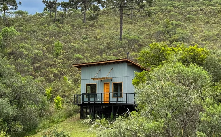 Fachada do Chalé do Bosque em meio à natureza