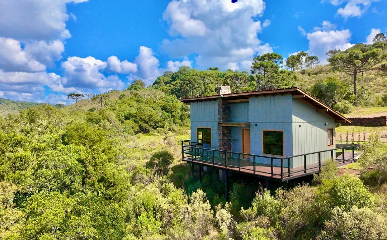 Fachada do Chalé do Vale em meio à natureza